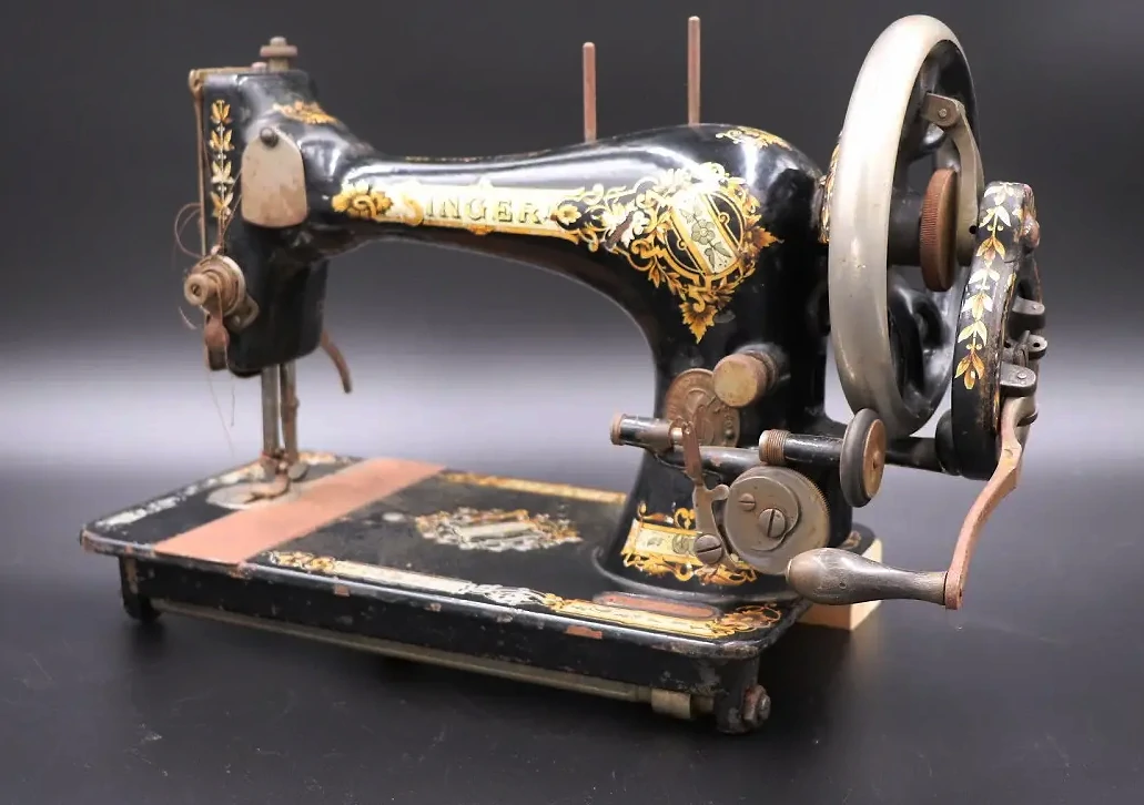  ボビンケースの歴史と進化‐「舟形 → 立釜 → 水平釜」