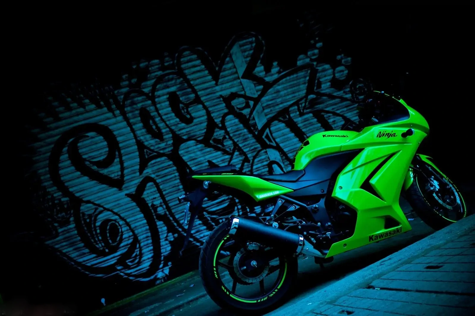 減衰力の調整‐「硬くする」「柔らかくする」ではなく、 バネの動きを“適切な速さ”に整える作業