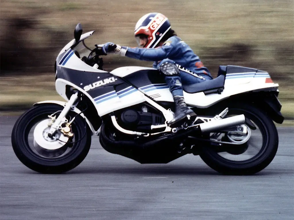 コーナリング中の荷重配分（Weight Distribution in Cornering）‐速さはスロットルで作るが、曲がりは荷重で描く