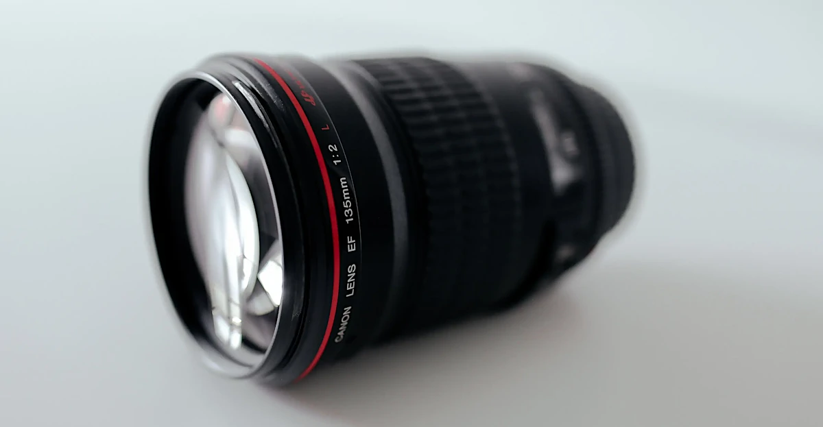 「F4レンズでF4設定」と「F2.8レンズでF4設定」の違い‐性能の余裕が、作品の余裕を生む