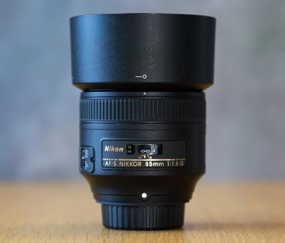 レンズフードの歴史‐レンズフードとは、光を守る小さな盾であり、写真の品格を決める影の名脇役