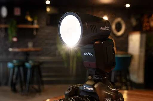 カメラとフラッシュの接続の歴史‐機械 → 電気 → 電子 → 情報通信 と発展