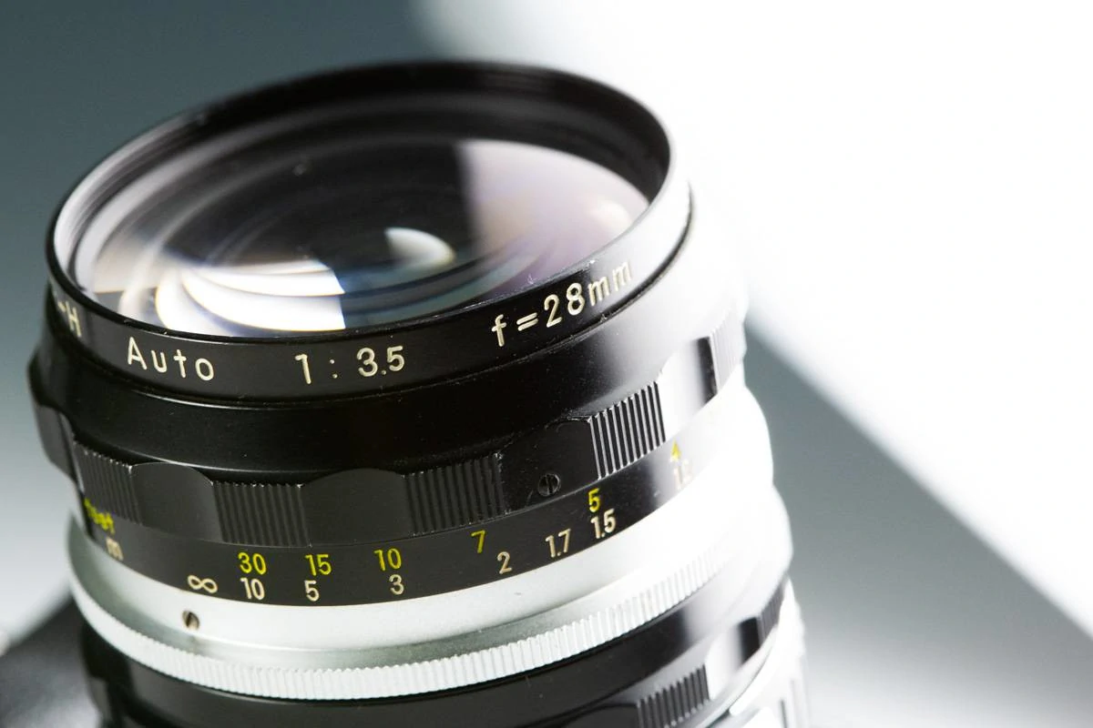 NIKKOR-H Auto 2.8cm F3.5 一眼レフを“万能カメラ”へと押し上げた小さな巨人