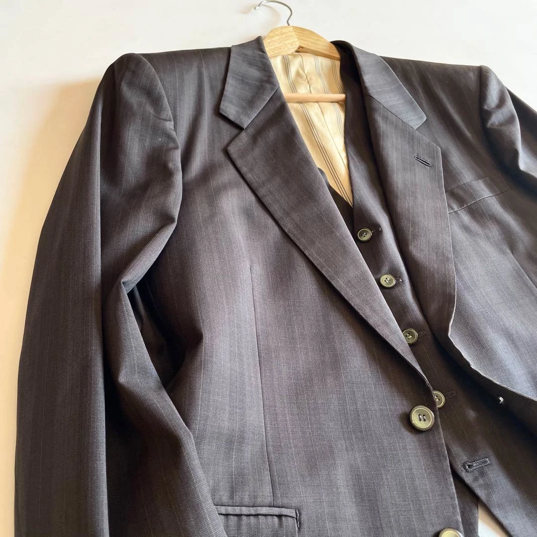 ハンドのブートニエール（Hand-sewn Boutonnière）‐その服が「工芸か量産か」を一瞬で判別できる 沈黙のサイン