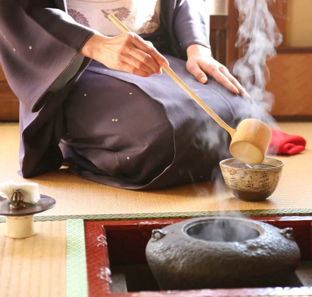 色無地の紬（いろむじのつむぎ）‐控えめとは、弱さではなく、場を尊ぶための強さ