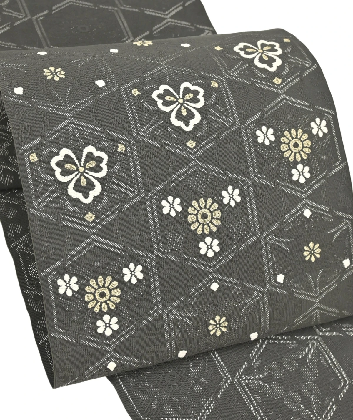 吉祥文様（きっしょうもんよう） ― 願いを「飾らずに」織り込む文様