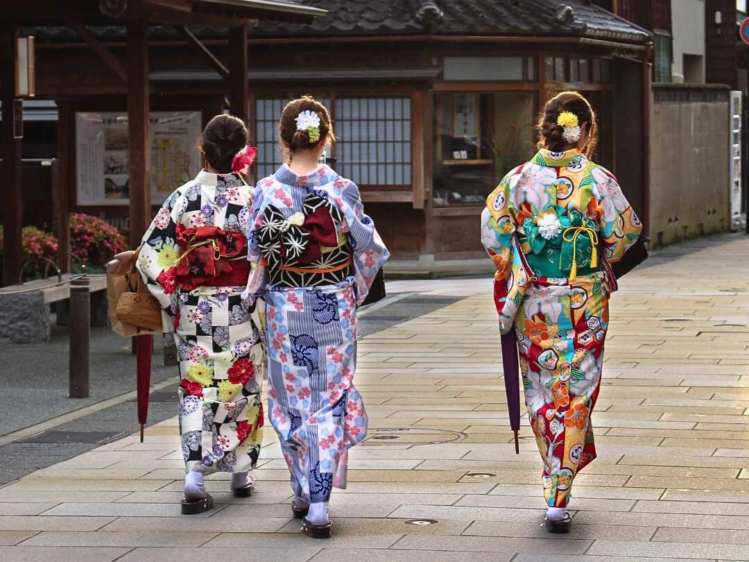 床文化と履物 ― 日本の装いは「地面」ではなく「床」から始まった