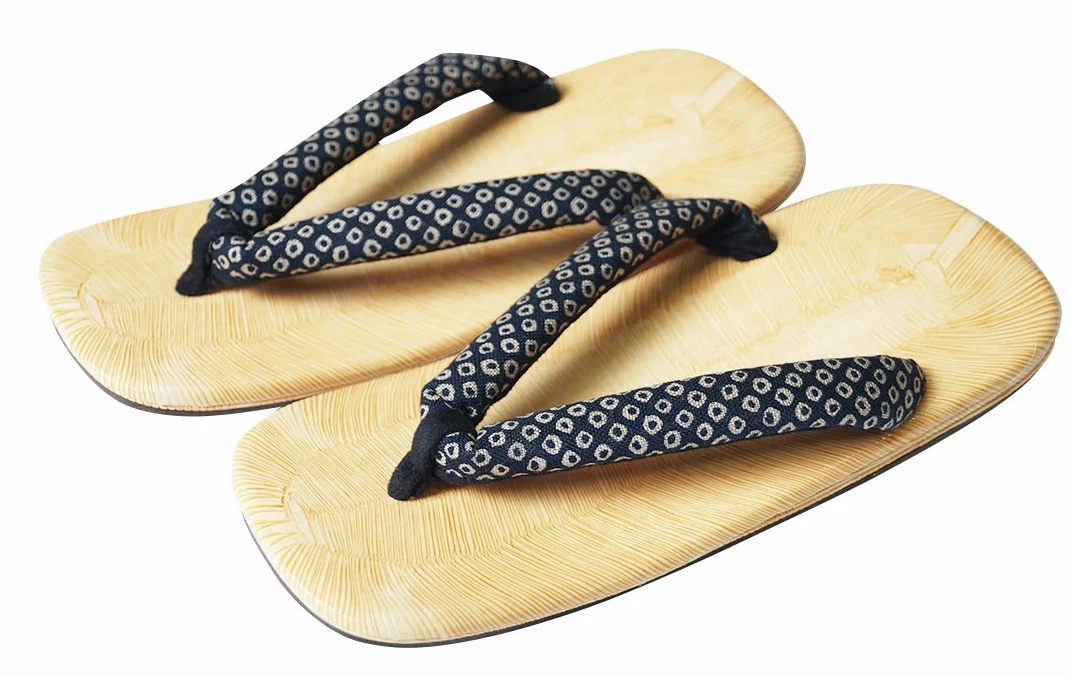 男子の草履の歴史 ― 歩くためではなく「床へ戻る」ための履物