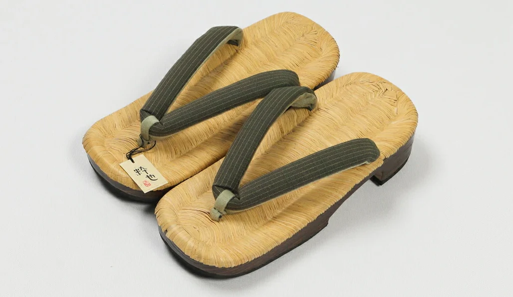 雪駄の歴史 ― 草履から分かれた「町を歩くための履物」