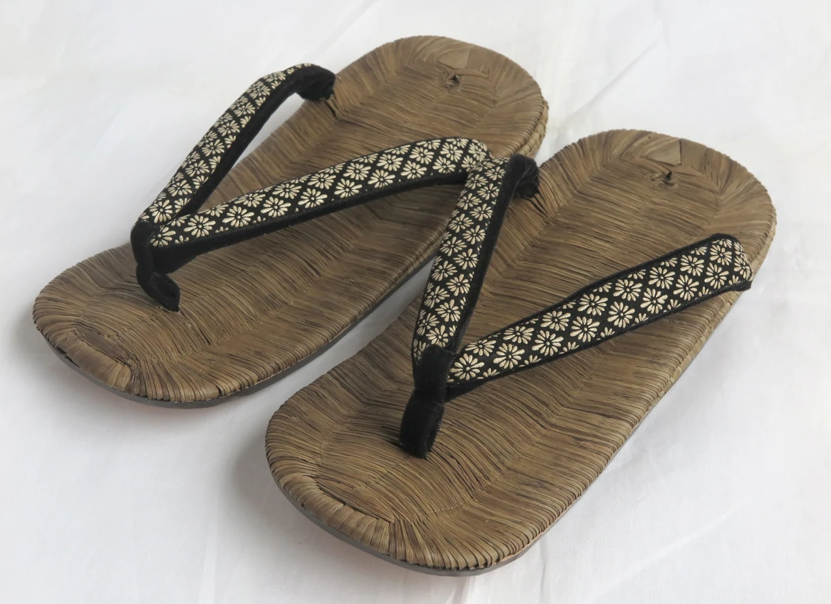 雪駄の構造 ― 草履でも靴でもない「中間装置」