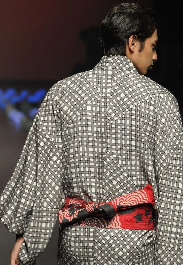 バチ衿 ― 「抜かない」ことで完成する首元