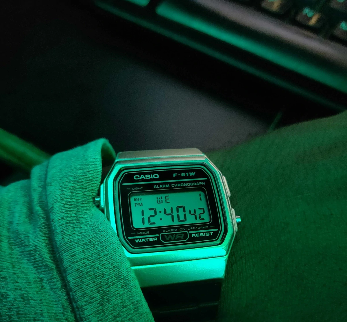 TN方式とグラフィック液晶（IPS・VA）― 構造の違いは「分子の向き方」です