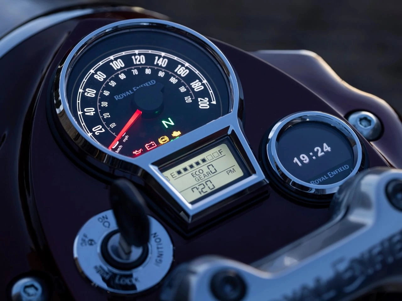 偏光板 ― 光を「選別」して表示を成立させる主役