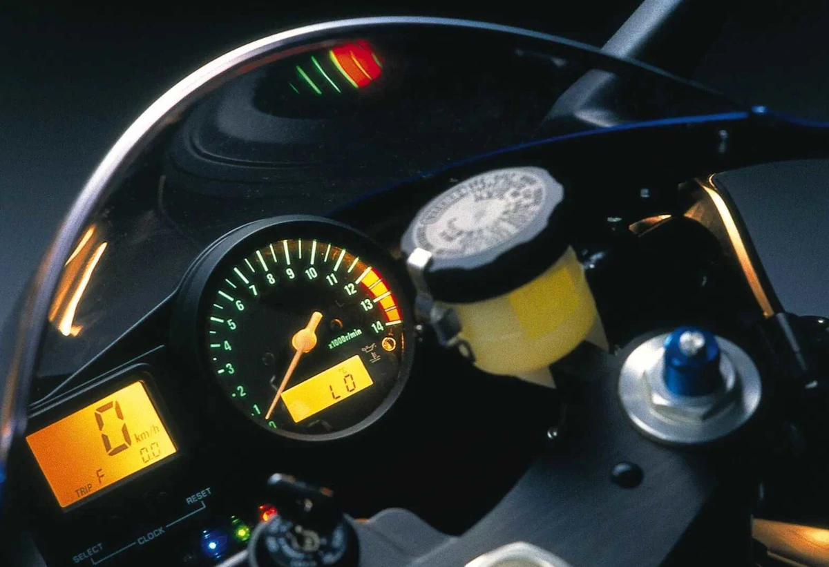バイクの液晶メーター ― 風と振動に耐える「表示装置」です