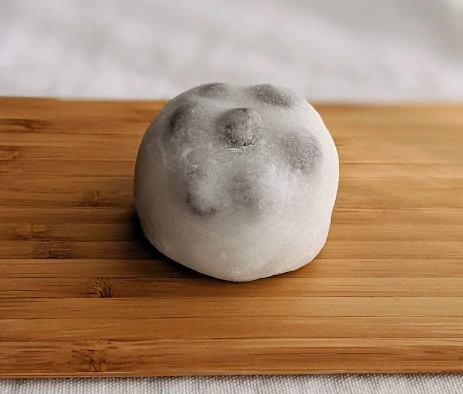 豆大福 ― 塩と甘が拮抗する、大福の完成形です