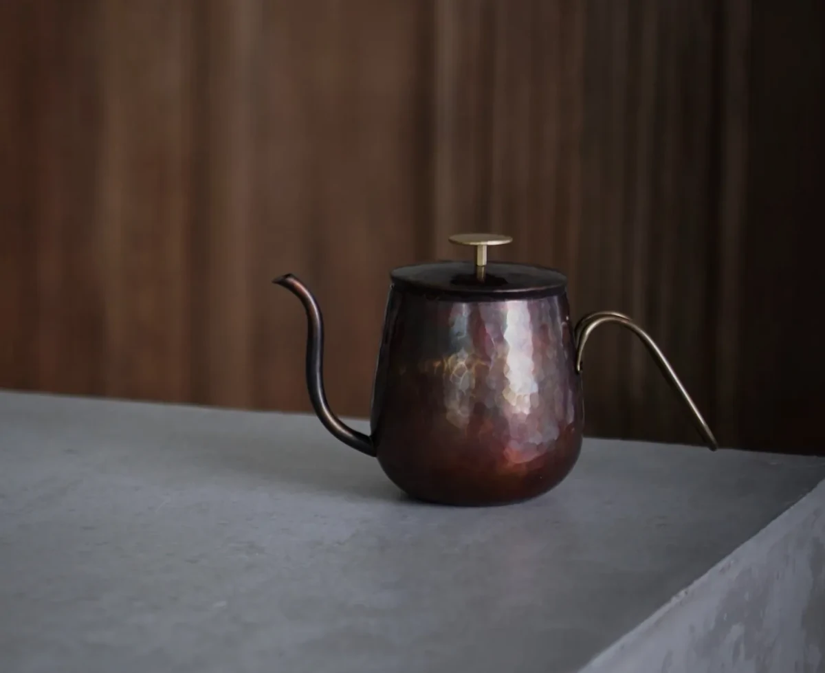 ケトルの素材 ― 「同じ湯でも、手触りが変わる」