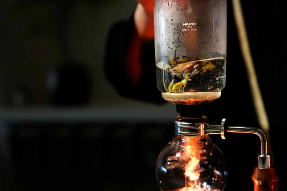 御茶ノ水・喫茶店の歴史 ― 「考える街が、椅子を必要とした」