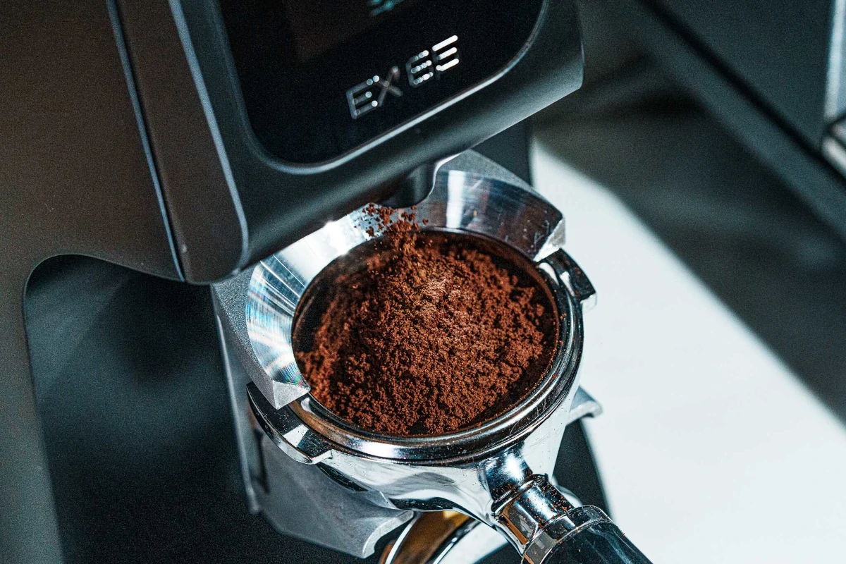 コーヒー豆を挽く「ミリ」と粒度 ― エスプレッソ編 「粉の大きさが、そのまま圧の逃げ道になる」