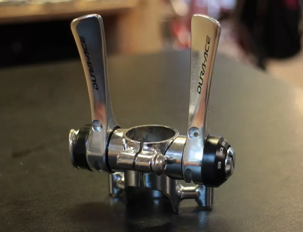 フリクションレバーにSISリアディレイラーは装着可能？互換性と注意点を解説